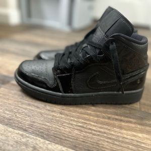 Jordan 1 Mid Patent Triple Black WMNS